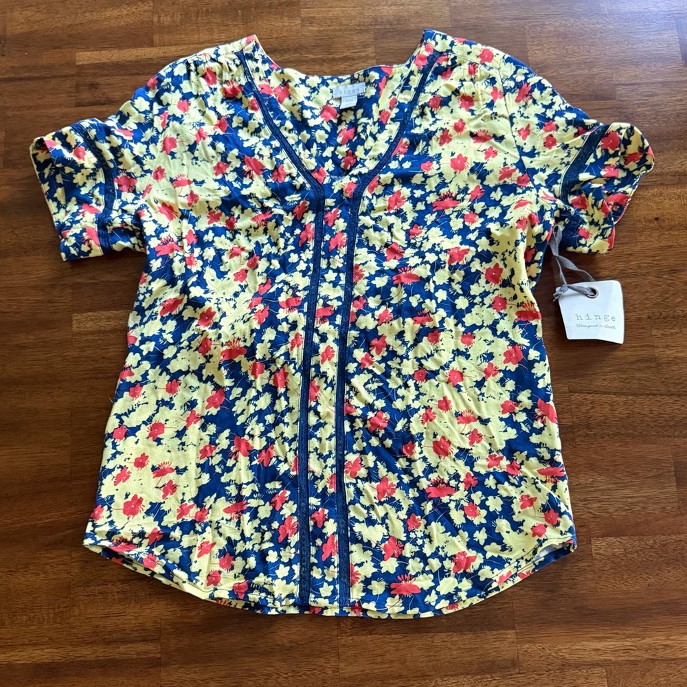 NWT $59 Blue Estate Hinge – Pullover V-Neck Blouse in CORAL MIA FLORAL - XXS!